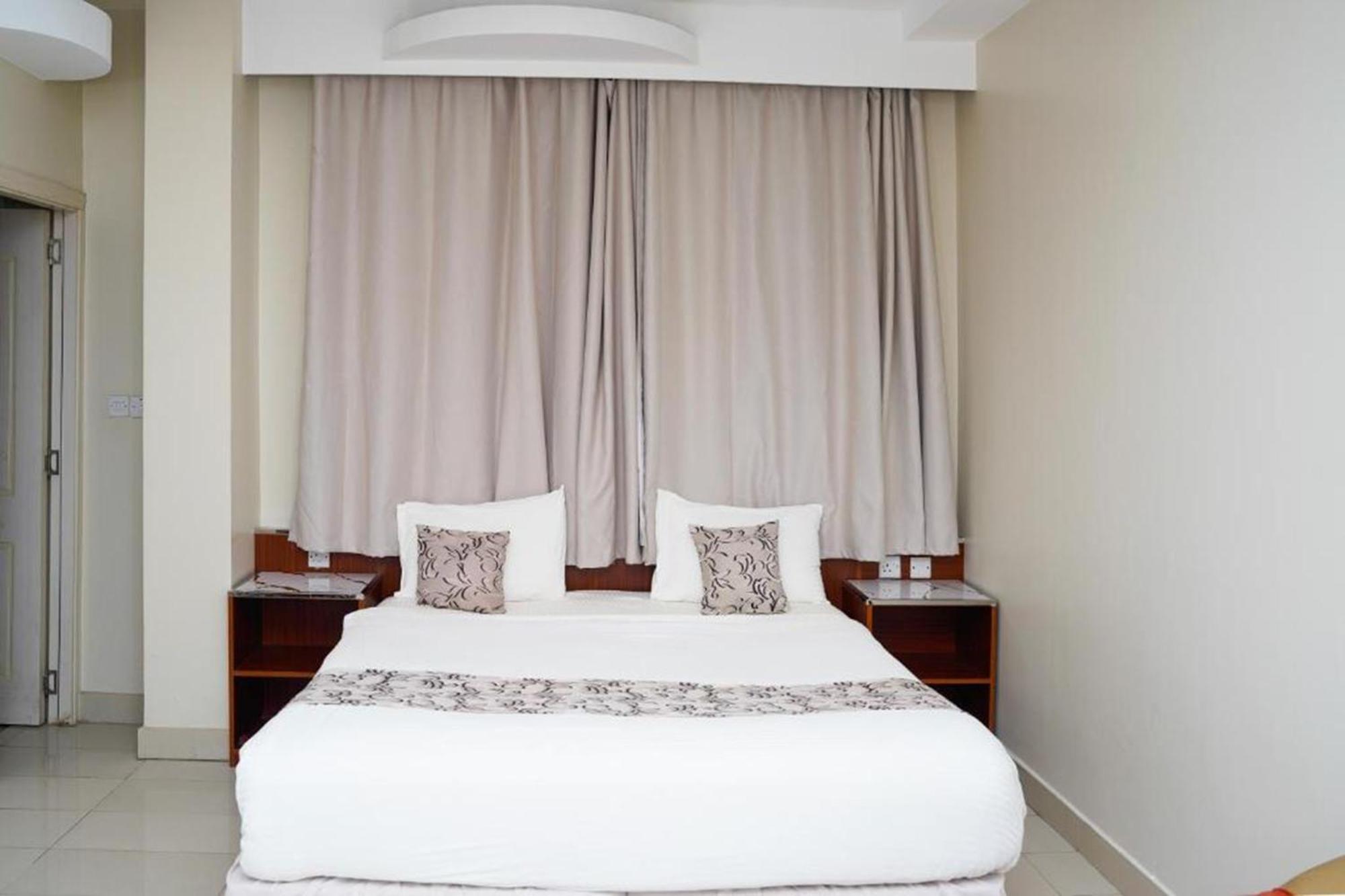 Al Bayrahaa Hotel Apartments Seeb Bagian luar foto