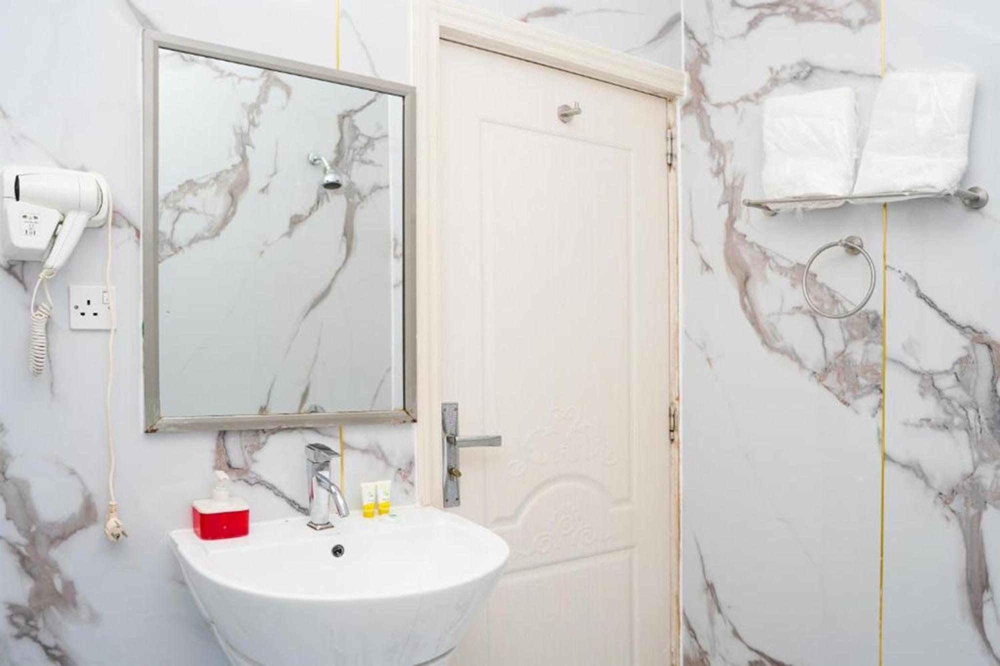 Al Bayrahaa Hotel Apartments Seeb Bagian luar foto