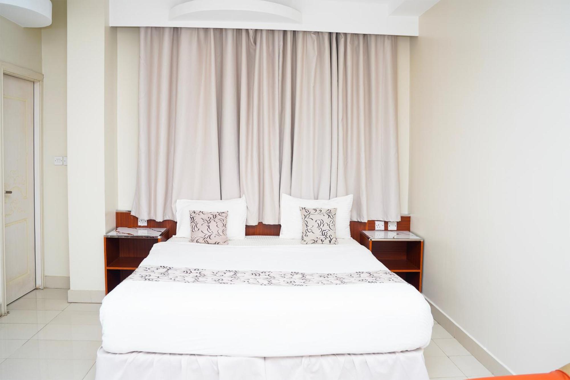 Al Bayrahaa Hotel Apartments Seeb Bagian luar foto
